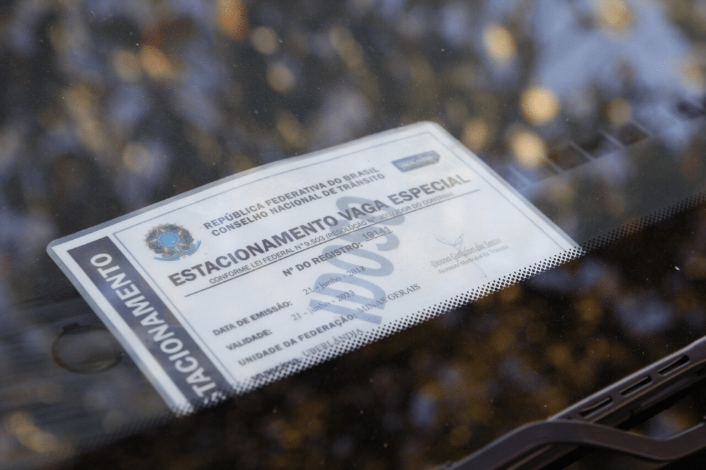 Foto: https://www.uberlandia.mg.gov.br/2021/01/15/mais-de-mil-cartoes-para-estacionamento-de-vaga-especial-sao-emitidos-pela-internet/