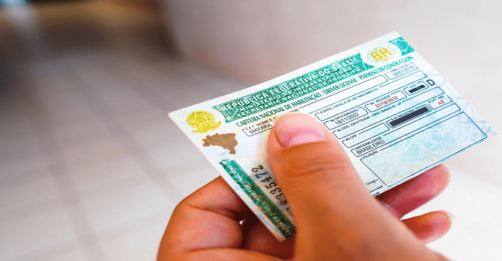 Saiba como verificar se sua carteira de motorista é válida e ter mais benefícios! Foto: Shutterstock