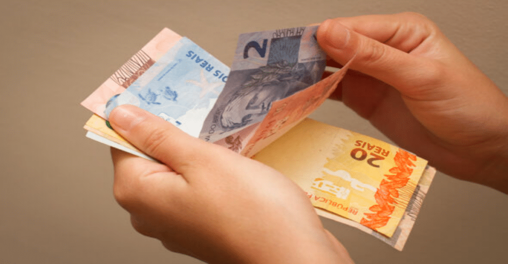Novo valor aprovado! O Salário Mínimo foi reajustado para R$ 1.640! Confira agora