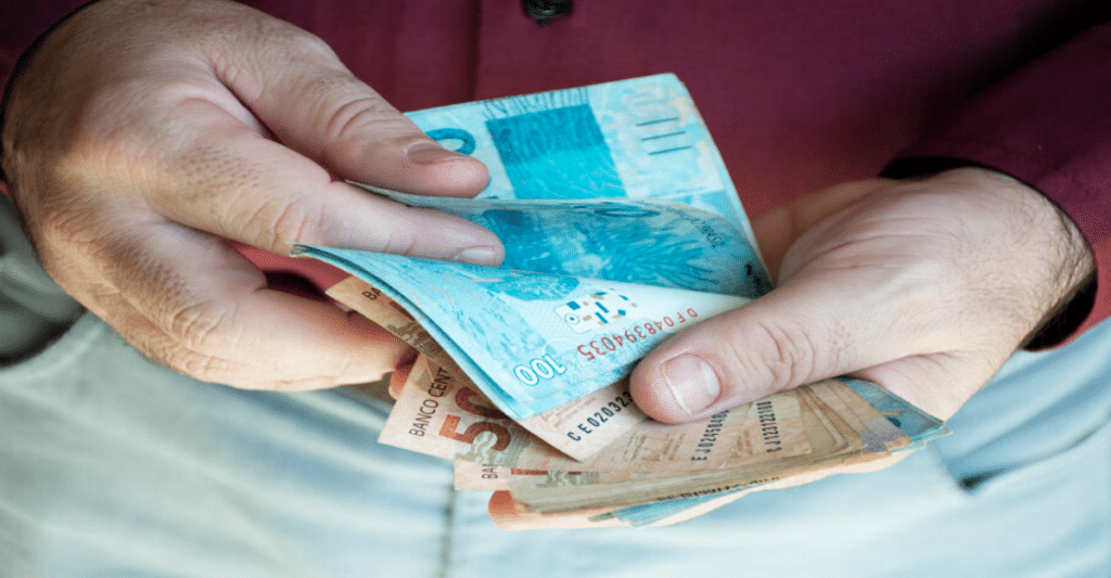 Auxílio do Bolsa do Povo pega todos de surpresa e libera R$ 2.400,00! Confira