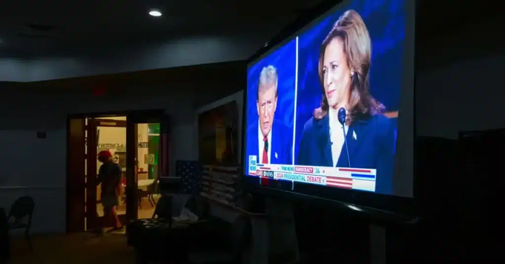 ela mostra o debate entre Donald Trump e Kamala Harris, candidatos à Presidência dos EUA — Foto: Giorgio VIERA / AFP
