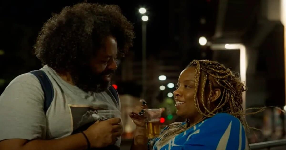 Descrição da imagem: da esquerda para direita, um homem e uma mulher negra conversando. Imagem: Divulgação.
