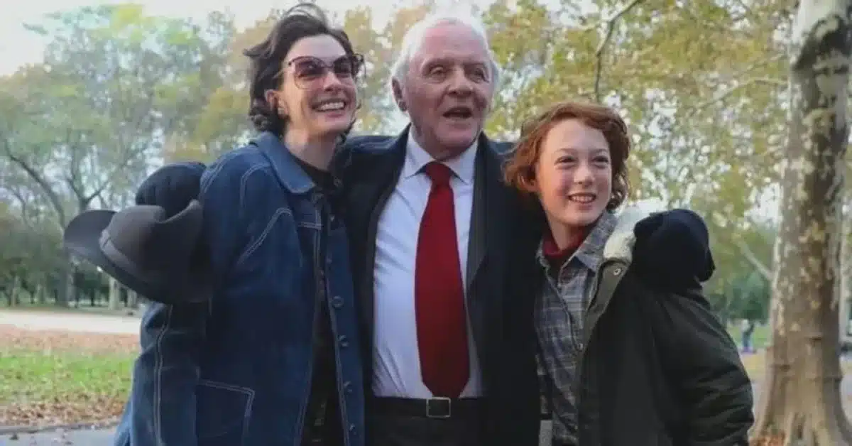 Imagem: 3 pessoas se abraçando; da esquerda para direita; uma mulher, um senhor e um menino. Imagem: Divulgação.