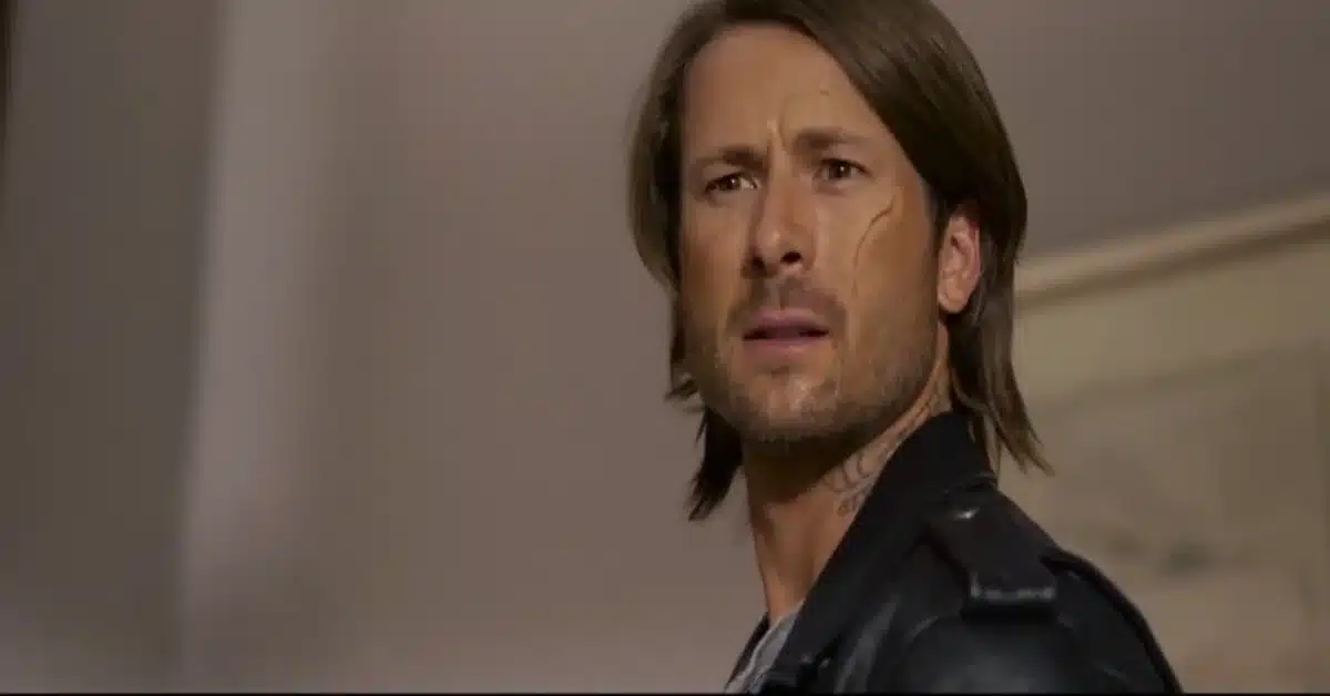 Glen Powell estrela a comédia "Assassino Por Acaso" • Reprodução/ Youtube.