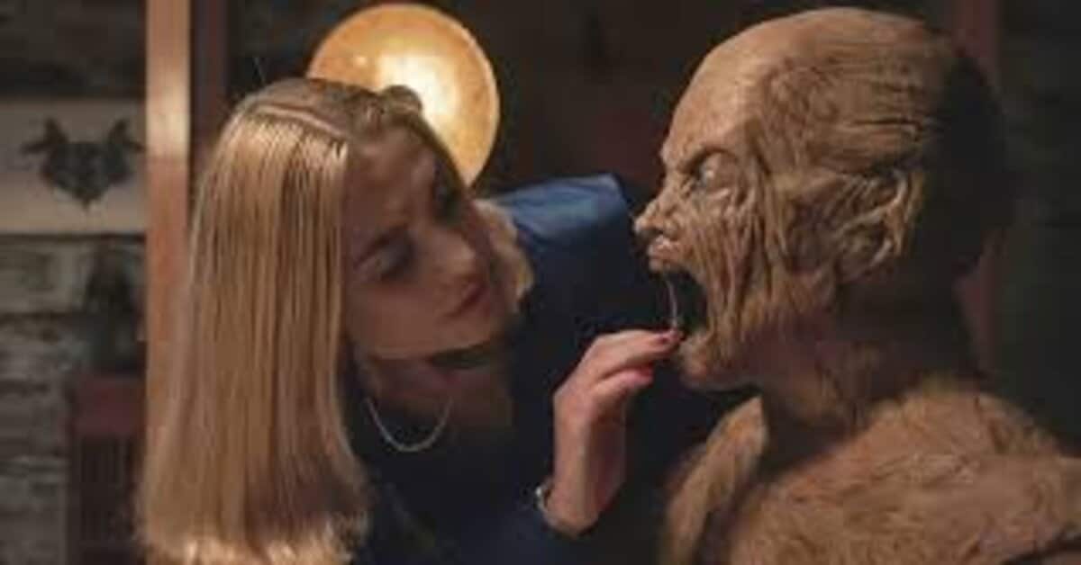 Descrição da imagem: moça loira abre boca de mostro. (Imagem: Divulgação/IFC Films) Foto: Canaltech.