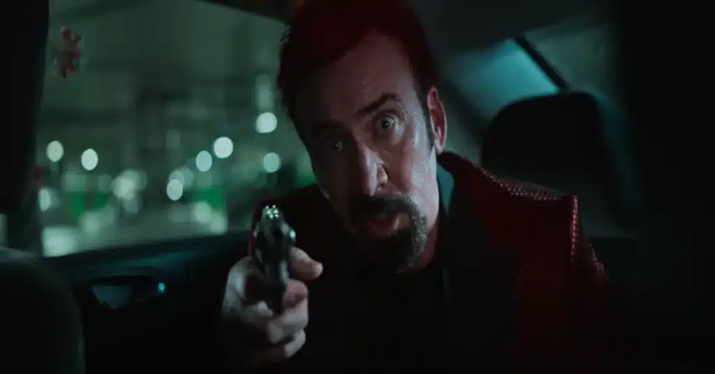 Descrição da imagem: Nicolas Cage com arma na mão em "Ligação Sombria" • Youtube/ Diamond Films