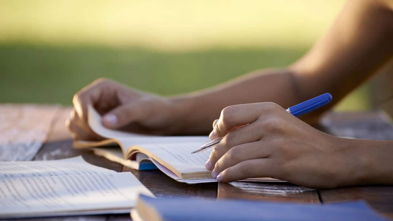 O programa Pé-de-Meia corre risco devido a um bloqueio de recursos pelo TCU. Entenda o impasse e o futuro incerto dos R 6 bilhões destinados a estudantes do Ceará.