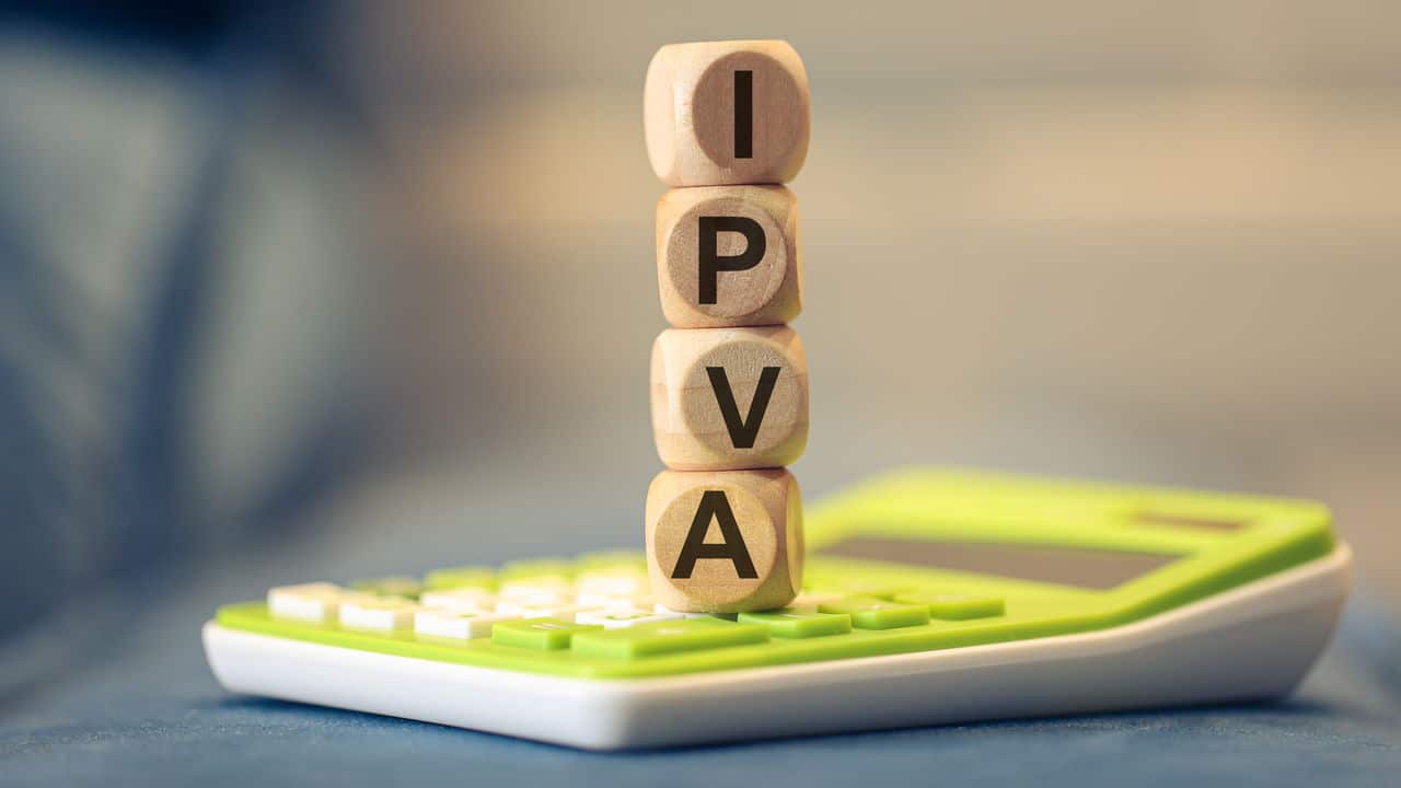 A Secretaria Estadual de Fazenda do Rio de Janeiro (Sefaz-RJ) divulgou as regras e informações sobre o IPVA 2025, abrangendo valores, alíquotas, formas de pagamento e novidades. Seguem os principais pontos destacados: