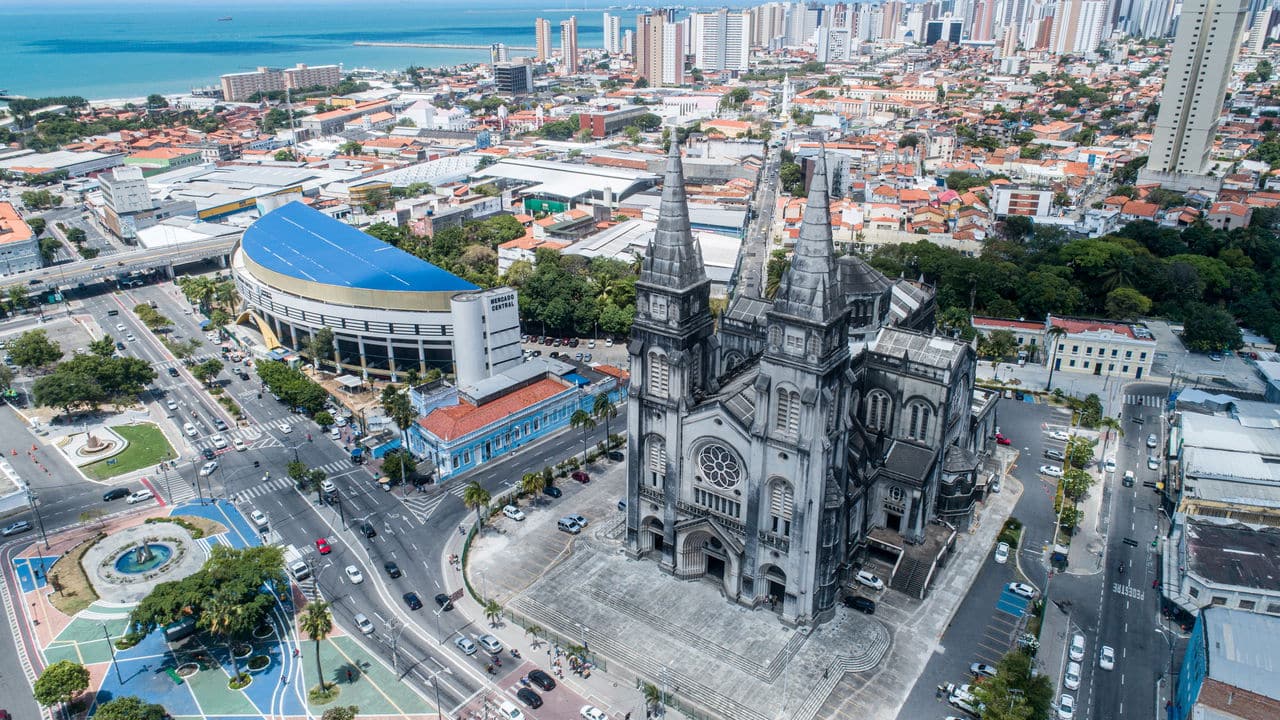 Conheça os pontos turísticos de Fortaleza, Ceará. Do Centro Cultural Dragão do Mar às praias deslumbrantes, explore a cidade e sua rica cultura.