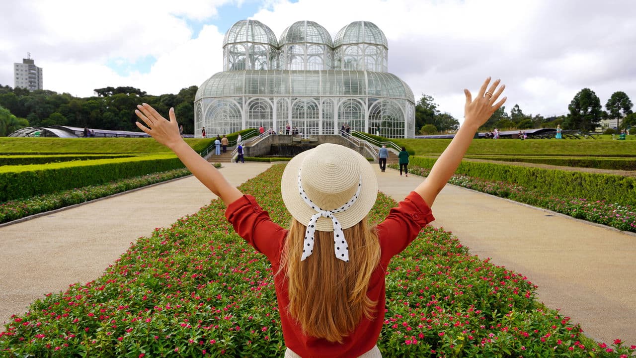 Curitiba: Onde a Cidade Corre, Mas Também Abraça