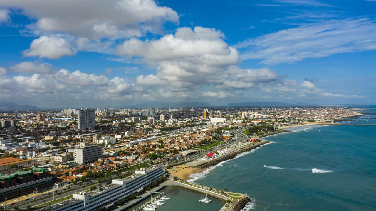 Conheça os pontos turísticos de Fortaleza, Ceará. Do Centro Cultural Dragão do Mar às praias deslumbrantes, explore a cidade e sua rica cultura.