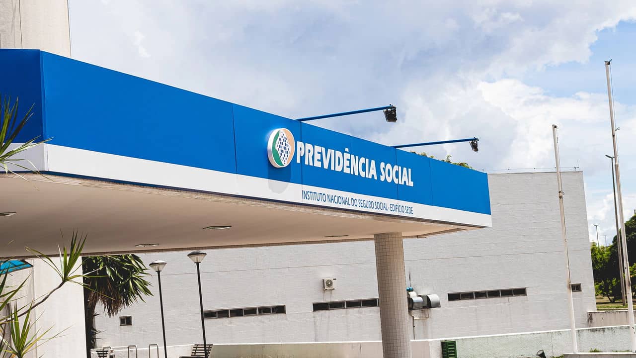 O feriado de Carnaval alterou o calendário de pagamentos do INSS em fevereiro de 2025. Veja as novas datas para não ter surpresas. Organize suas finanças com antecedência!