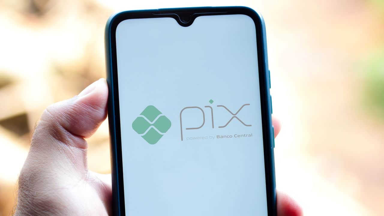 Celular com logotipo do PIX