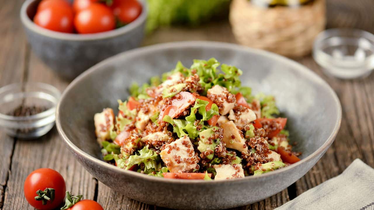 Receita de salada de quinoa com legumes, rápido e saudável!
