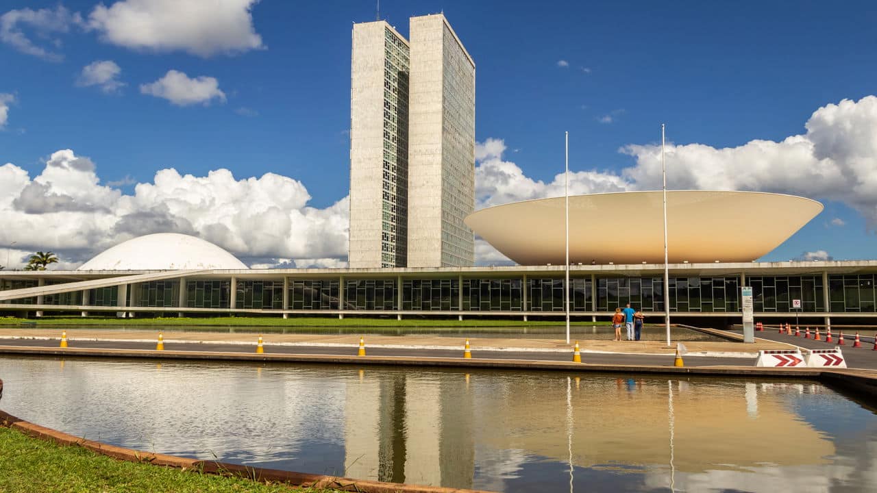 Sábado ensolarado com temperaturas amenas em Brasília!