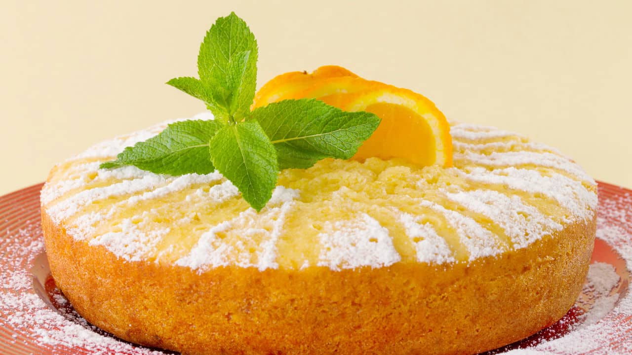 Bolo de laranja com calda é um clássico e delicioso!