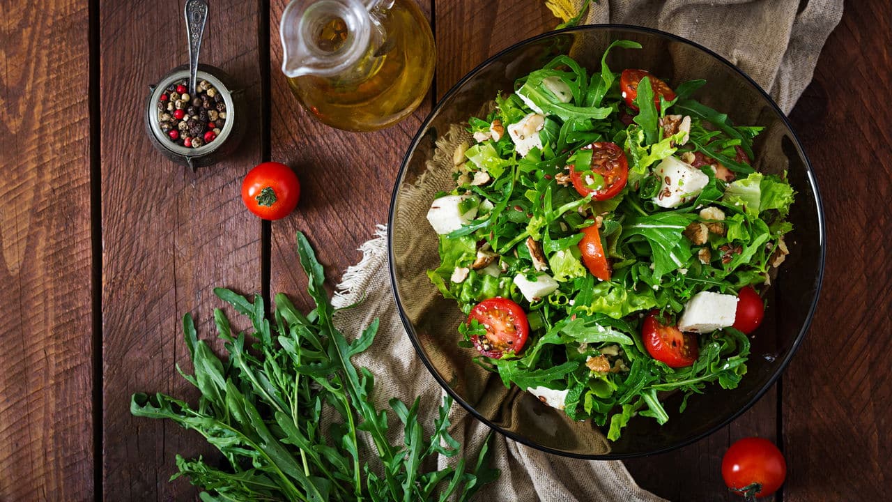 Sete opções de saladas leves e saudáveis para o seu jantar!