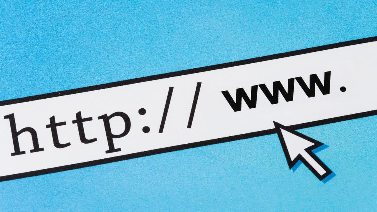 Por que os nomes de domínio terminam em ".com"?