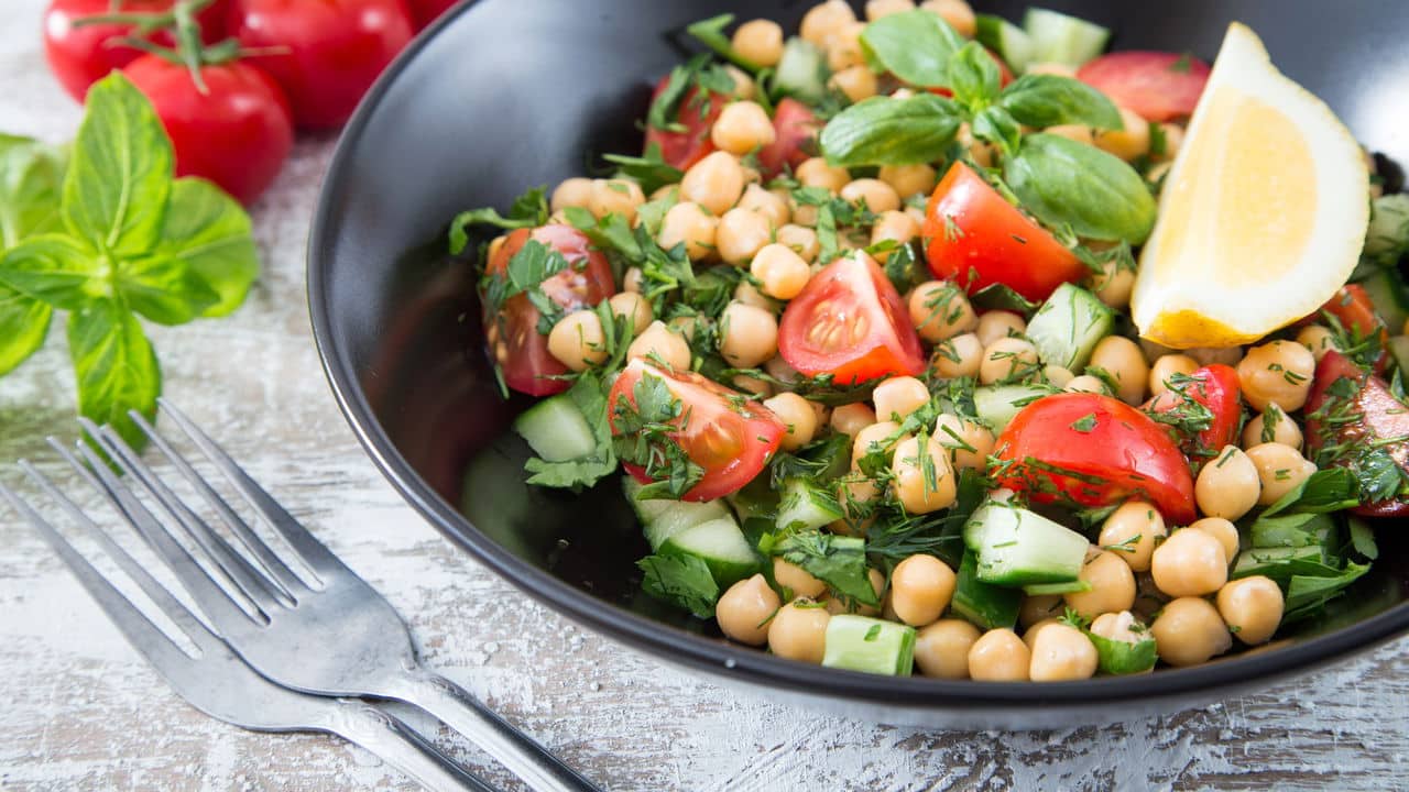 Salada Colorida com Grão-de-Bico: Nutrição, Sabor e Praticidade no Seu Prato