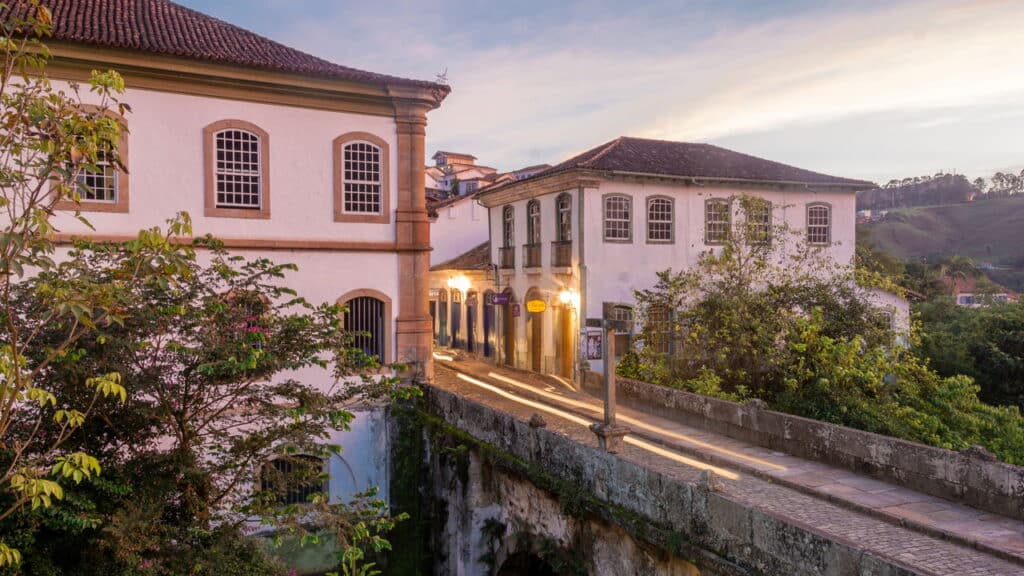 Tiradentes: Onde o Tempo Descansa Entre as Pedras e as Montanhas