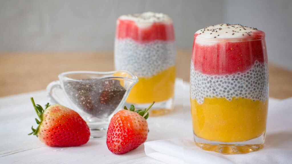 Iogurte Natural com Frutas e Chia: Lanche Saudável, Refrescante e Nutritivo