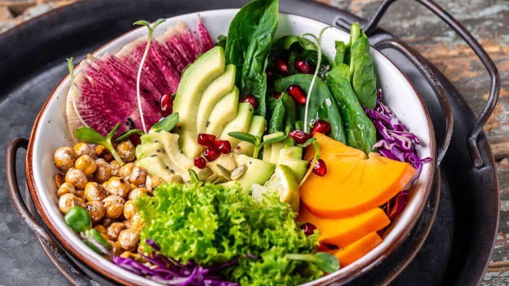 Salada Colorida com Grão-de-Bico: Nutrição, Sabor e Praticidade no Seu Prato